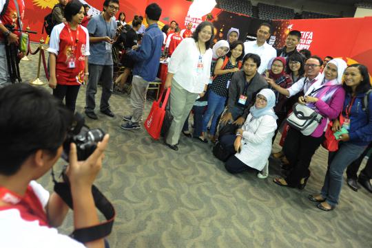 Ditemani anak, Gita Wirjawan saksikan Trofi Piala Dunia di JHCC