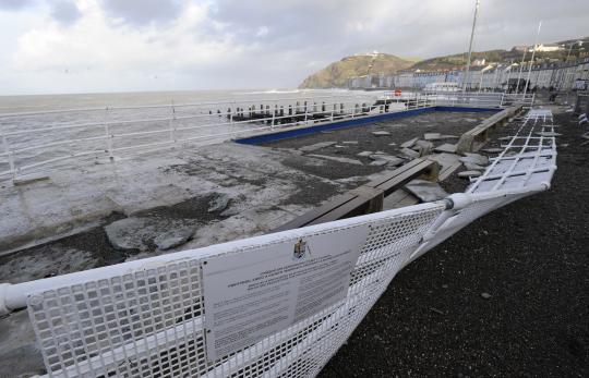 Yang tersisa pasca serangan ombak ganas di Inggris