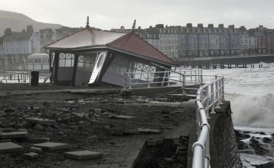 Yang tersisa pasca serangan ombak ganas di Inggris