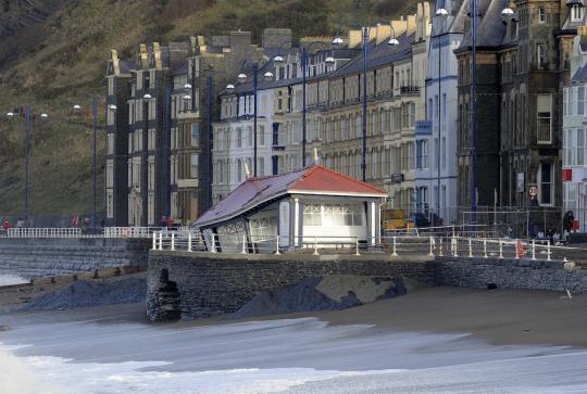 Yang tersisa pasca serangan ombak ganas di Inggris