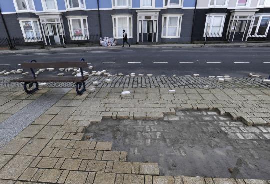 Yang tersisa pasca serangan ombak ganas di Inggris