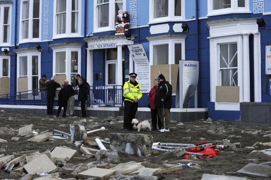 Yang tersisa pasca serangan ombak ganas di Inggris