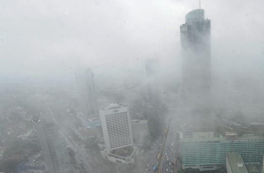 Kabut tebal selimuti Ibu Kota