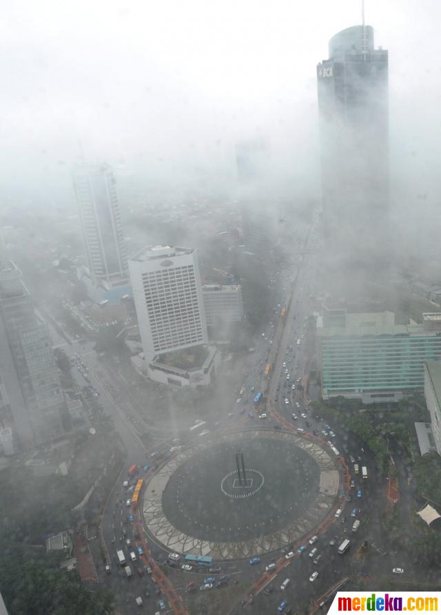 Foto : Kabut tebal selimuti Ibu Kota merdeka.com