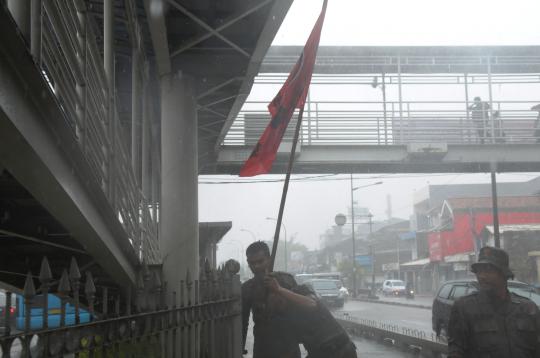 Bikin kotor Jakarta, atribut kampanye Parpol dibongkar Satpol PP