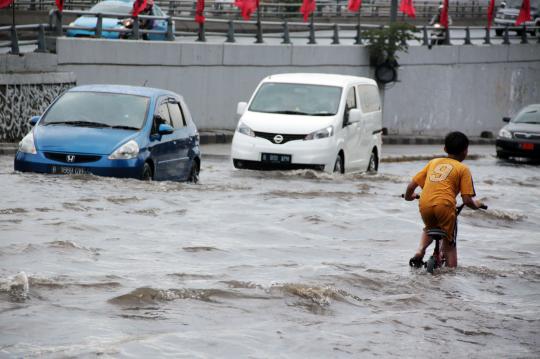 Banjir landa kawasan Grogol, arus lalu lintas macet