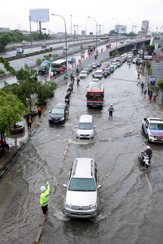 Banjir landa kawasan Grogol, arus lalu lintas macet