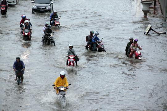 Banjir landa kawasan Grogol, arus lalu lintas macet