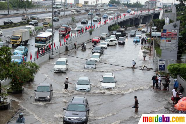 Foto : Banjir landa kawasan Grogol, arus lalu lintas macet| merdeka.com