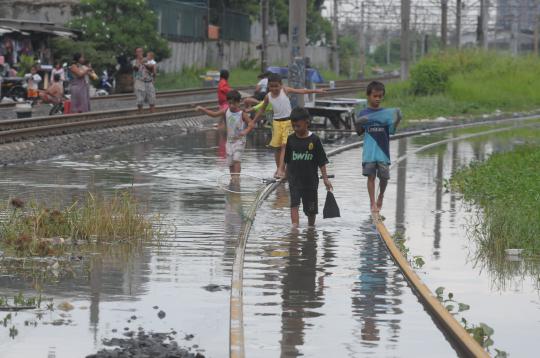 Rel kereta tergenang air, warga Kampung Bandan asyik cari ikan