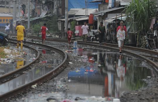 Rel kereta tergenang air, warga Kampung Bandan asyik cari ikan