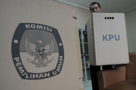 Jelang Pemilu 2014, ribuan kotak suara diperbaiki