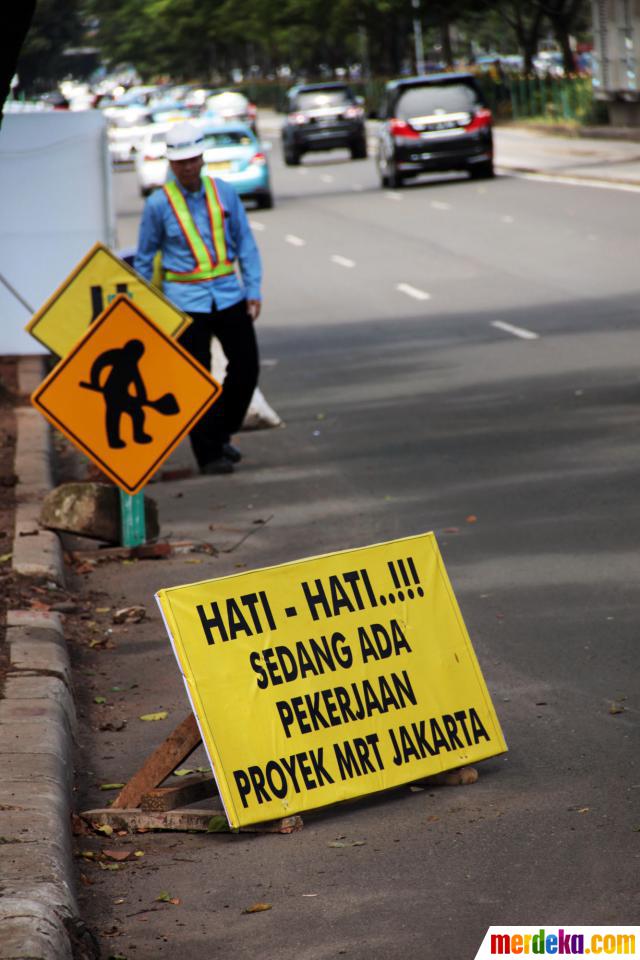 Foto Menengok pengerjaan tahap awal proyek MRT  di Jalan 