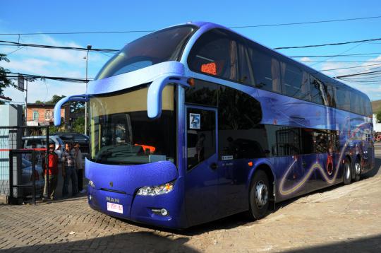 Ketika bus tingkat mewah buatan Kudus diuji coba di Jakarta