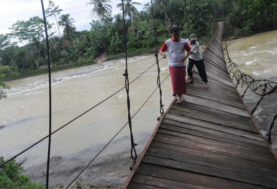 Nestapa warga Banten lewati jembatan rusak