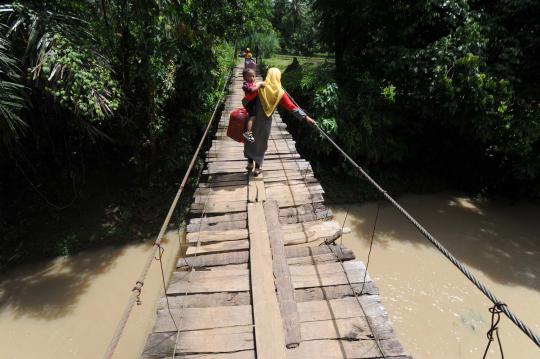 Nestapa warga Banten lewati jembatan rusak