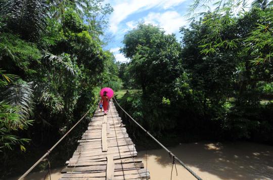 Nestapa warga Banten lewati jembatan rusak