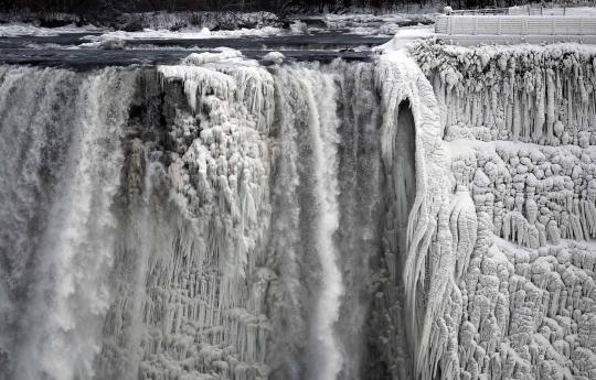 Cuaca ekstrem, air terjun Niagara membeku