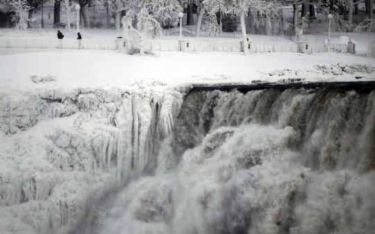 Cuaca ekstrem, air terjun Niagara membeku