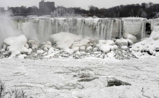 Cuaca ekstrem, air terjun Niagara membeku