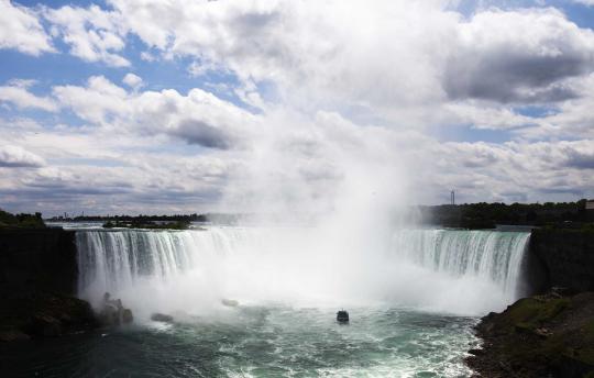 Cuaca ekstrem, air terjun Niagara membeku