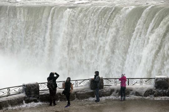 Cuaca ekstrem, air terjun Niagara membeku