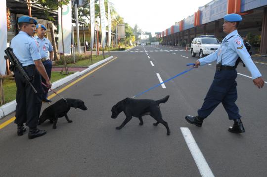 TNI AU turunkan anjing pelacak jaga keamanan Bandara Halim