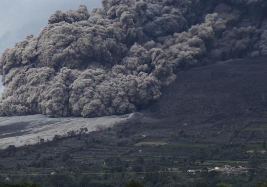 Sinabung masih terus muntahkan abu vulkanik