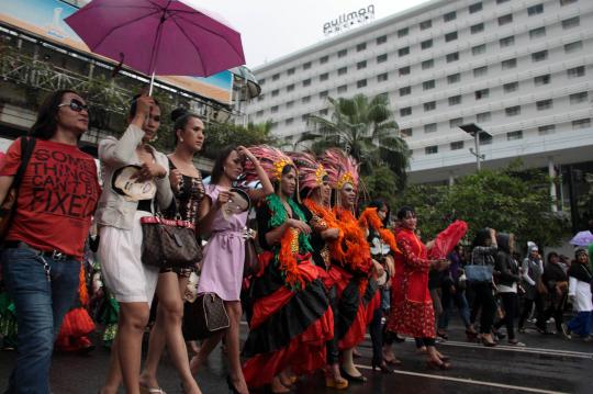 Demi dukung Jokowi nyapres, para waria rela hujan-hujanan di HI