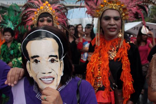 Demi dukung Jokowi nyapres, para waria rela hujan-hujanan di HI