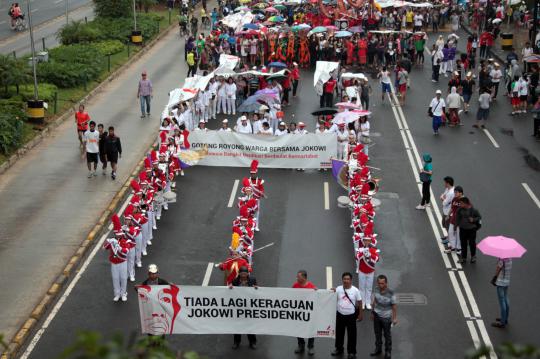 Demi dukung Jokowi nyapres, para waria rela hujan-hujanan di HI