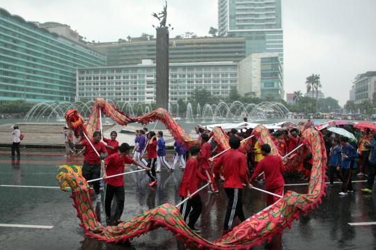 Demi dukung Jokowi nyapres, para waria rela hujan-hujanan di HI