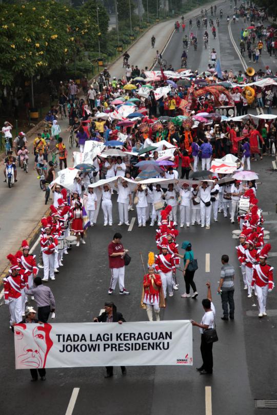 Demi dukung Jokowi nyapres, para waria rela hujan-hujanan di HI