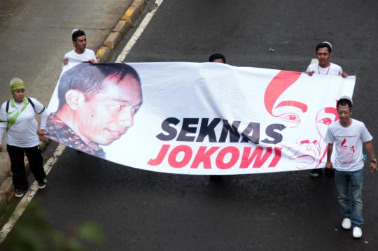 Demi dukung Jokowi nyapres, para waria rela hujan-hujanan di HI