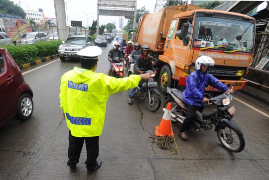 TB Simatupang terputus, pengendara motor masuk tol