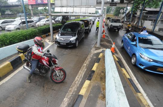 TB Simatupang terputus, pengendara motor masuk tol