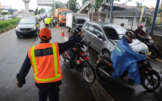 TB Simatupang terputus, pengendara motor masuk tol