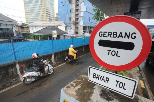 TB Simatupang terputus, pengendara motor masuk tol