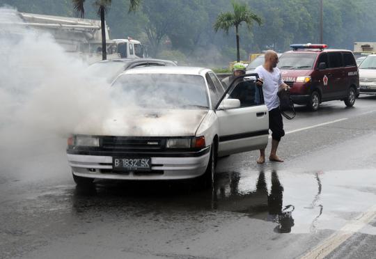 Mazda putih terbakar di tol JORR