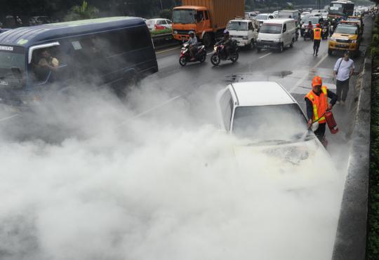 Mazda putih terbakar di tol JORR