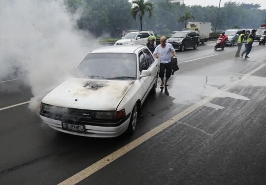 Mazda putih terbakar di tol JORR