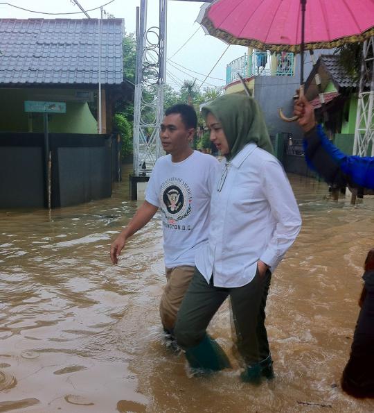 Airin saat basah-basahan tinjau banjir di Tangsel