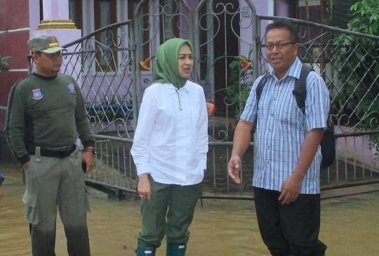 Airin saat basah-basahan tinjau banjir di Tangsel