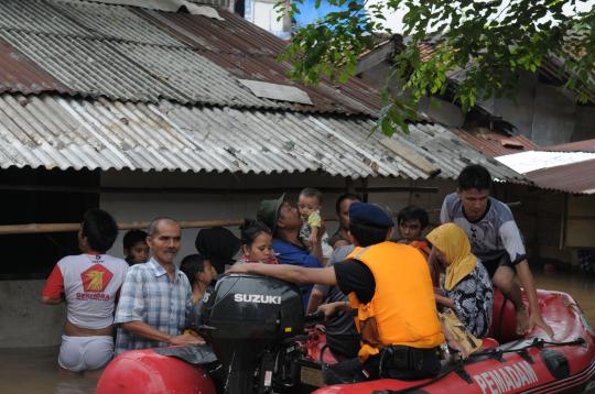 Perjuangan tim SAR evakuasi korban terjebak banjir Kampung Pulo