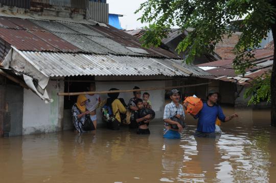 Perjuangan tim SAR evakuasi korban terjebak banjir Kampung Pulo