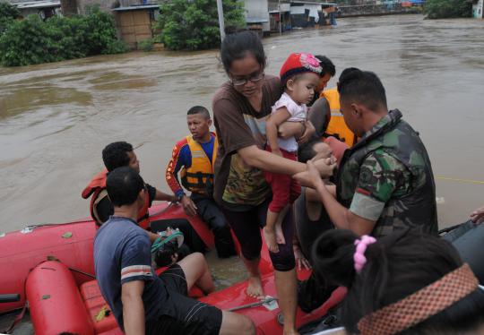 Perjuangan tim SAR evakuasi korban terjebak banjir Kampung Pulo