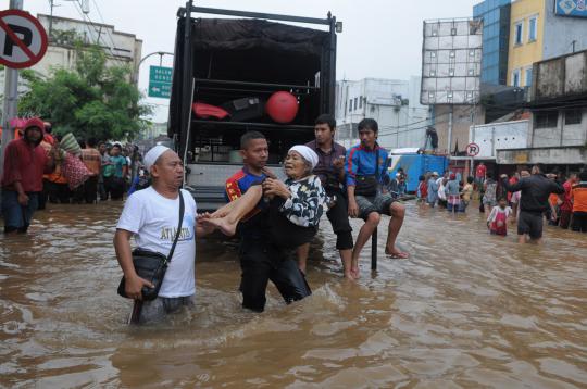 Perjuangan tim SAR evakuasi korban terjebak banjir Kampung Pulo