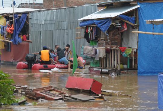 Perjuangan tim SAR evakuasi korban terjebak banjir Kampung Pulo