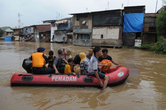 Perjuangan tim SAR evakuasi korban terjebak banjir Kampung Pulo