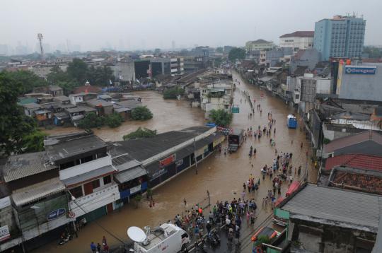 Perjuangan tim SAR evakuasi korban terjebak banjir Kampung Pulo